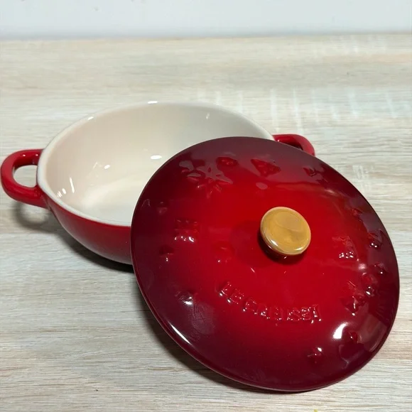 Le Creuset Mini Marmite Star Relief - Picture 4 of 9